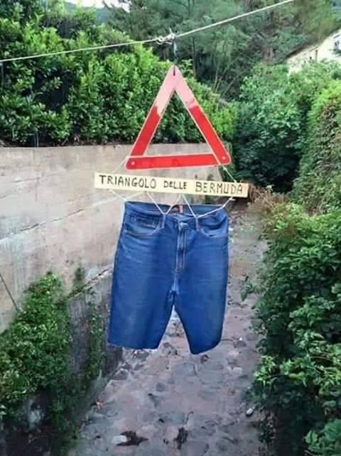 Un triangolo e dei bermuda appesi come insegna
