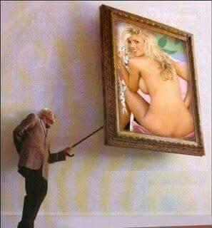 Foto Divertente: Uomo che guarda dietro un quadro di una donna nuda