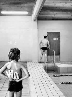 Foto Divertente: Bambino che toglie due lettere dal bagno delle donne