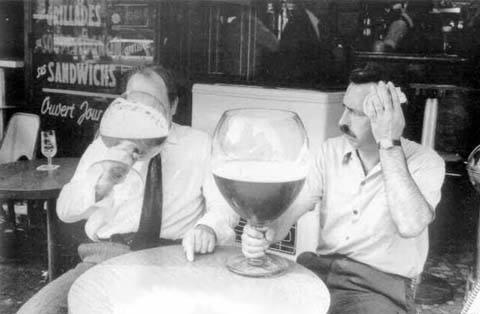 Foto Divertente: Uomini che bevono un grosso calice di birra