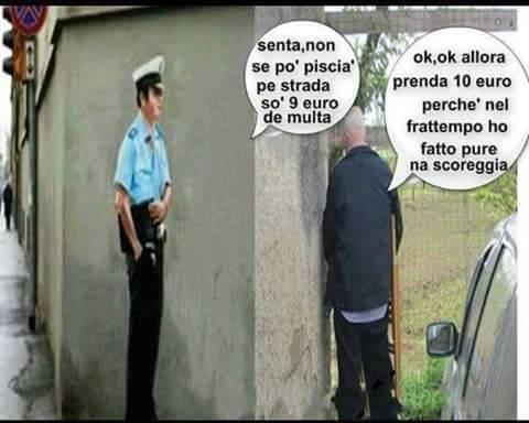 Foto Divertente: Vigile che multa un uomo mentre fa pipì per strada