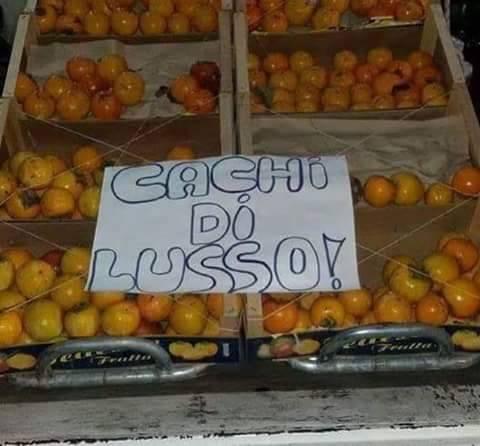 Foto Divertente: Cassette di cachi con sopra un cartello