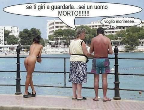 Donna nuda vicino a due signori anziani 