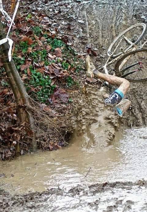Uomo che cade dalla bici e finisce nel fango