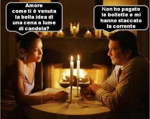 Foto Divertente: Uomo e donna che cenano davanti al camino a lume di candela