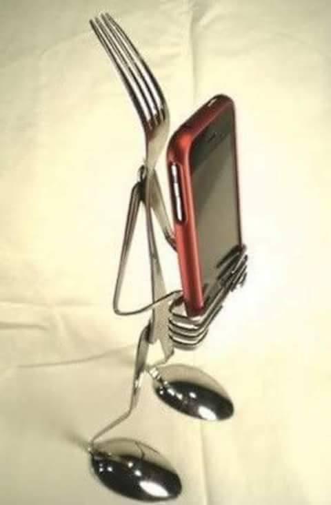 Cellulare sorretto dalle forchette intrecciate