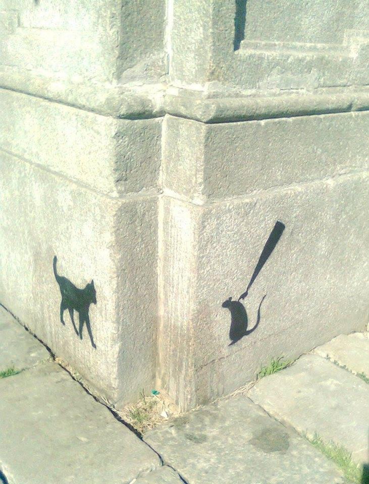 Foto Divertente: Muro con disegnato un gatto ed un topo in agguato