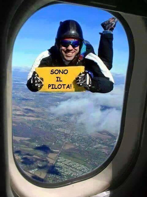 Foto Divertente: Pilota che appare dal finestrino dell'aereo