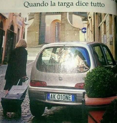 Targa di auto che identifica offensivamente il guidatore