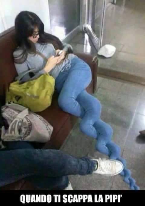 Foto Divertente: Donna con gambe intrecciate per trattenere la pipì