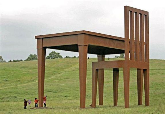 Foto Divertente: Tavolino gigante nel prato