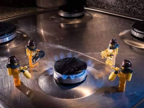 Personaggi lego che spengono il fuoco del fornello