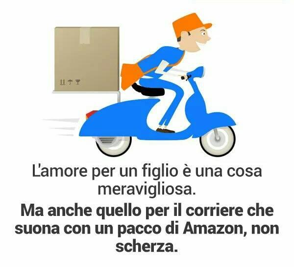 Corriere che porta il pacco di Amazon