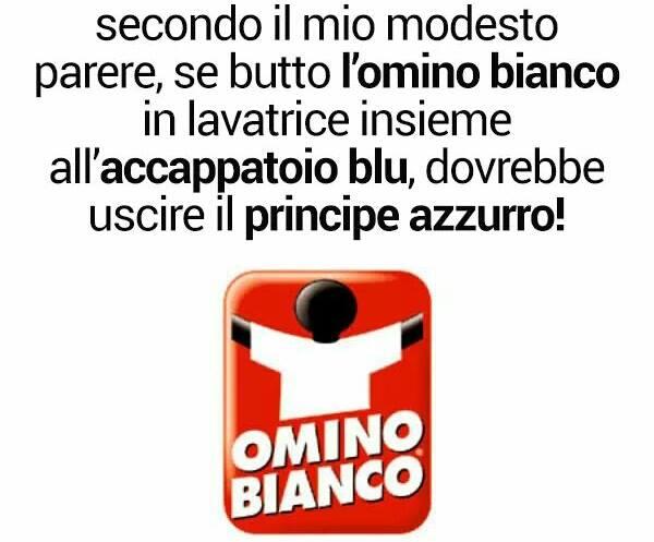 Omino Bianco messo in lavatrice con accappatoio blu
