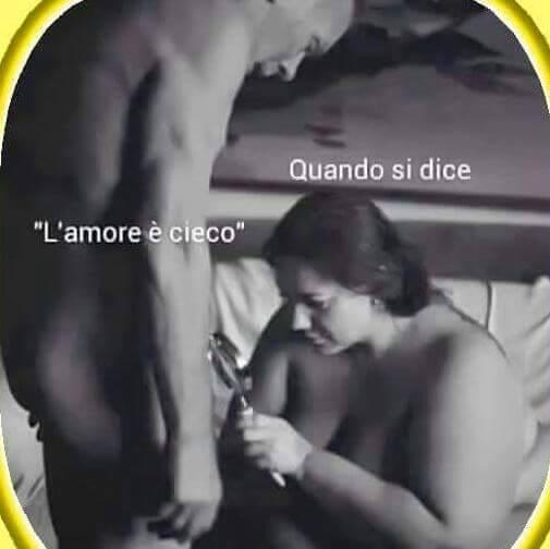 Donna che usa la lente di ingrandimento davanti al suo uomo nudo