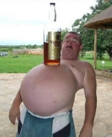 Uomo che tiene una birra sulla pancia