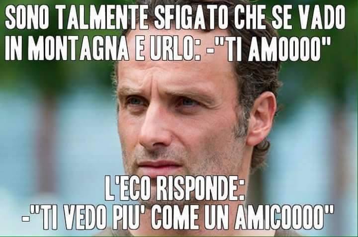 Foto Divertente: Uomo che non è fortunato in amore, anche l'eco non risponde!