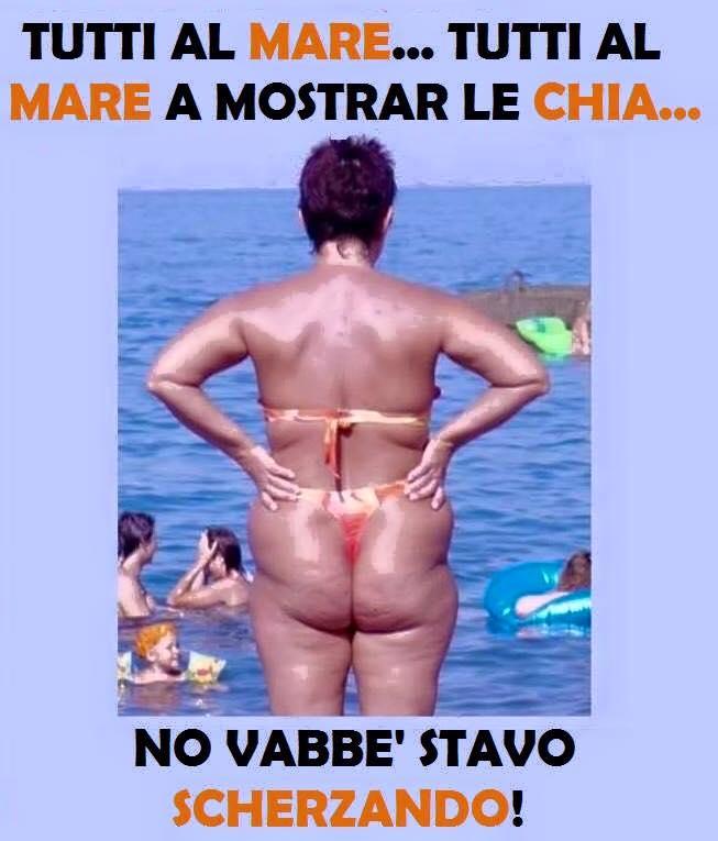 Foto Divertente: Donna con costume a perizoma fotografata di schiena