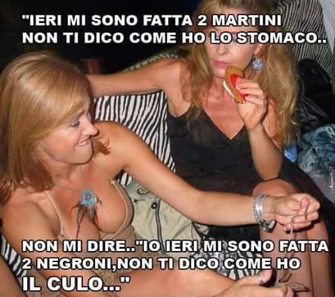 Foto Divertente: Donne che parlano del martini e del "negroni"