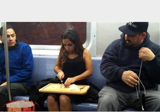 Foto Divertente: Donna che fa il battutto sulla metropolitana