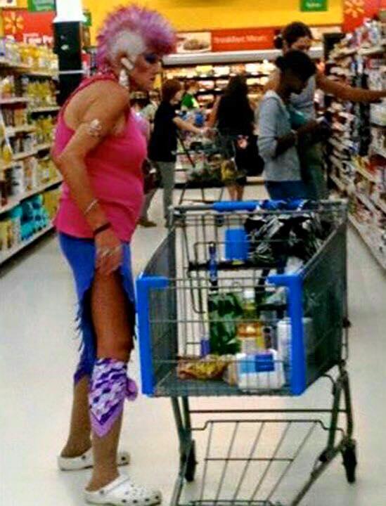Foto Divertente: Donna vestita stravagante mentre fa la spesa