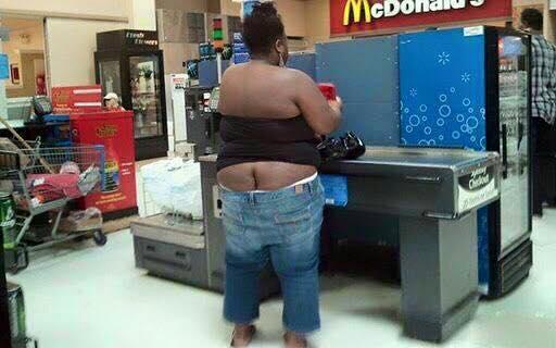 Foto Divertente: Donna con pantaloni che mostrano i glutei