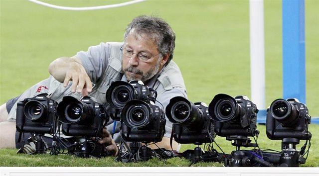 Fotografo con sette macchine fotografiche