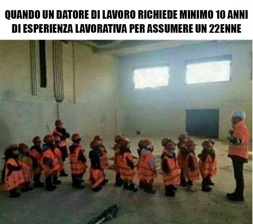 Foto Divertente: Bambini in fila in una fabbrica con casco e giubbino
