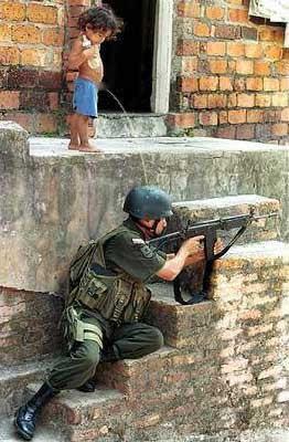 Foto Divertente: Bambino che fa la pipì su un militare