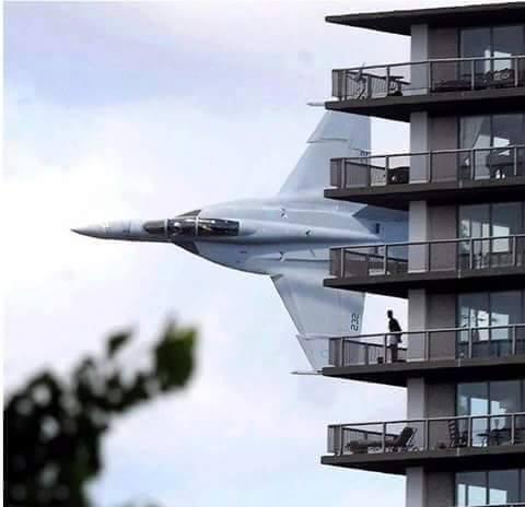 Foto Divertente: Aereo che passa vicino ad un palazzo