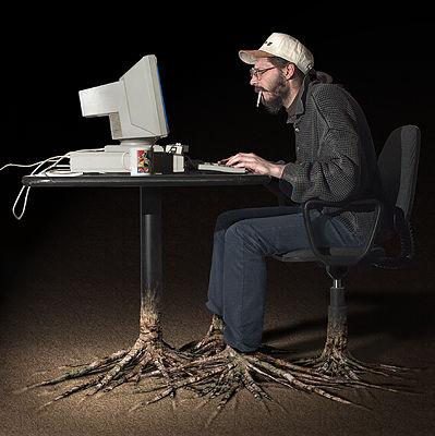 Foto Divertente: Uomo al pc che mette le radici
