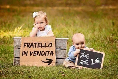 Foto Divertente: Sorella che mette in vendita il fratellino