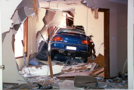 Auto che sfonda la parete di una casa