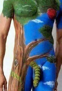 Foto Divertente: Uomo nudo dipinto da paradiso terrestre