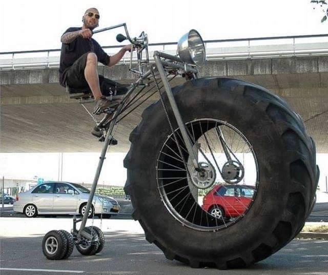 Uomo su una bici con una gomma da Tir