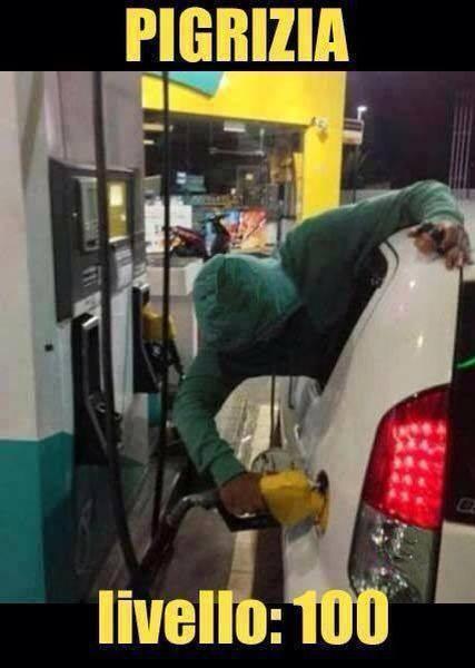 Mettere la benzina dal finestrino posteriore