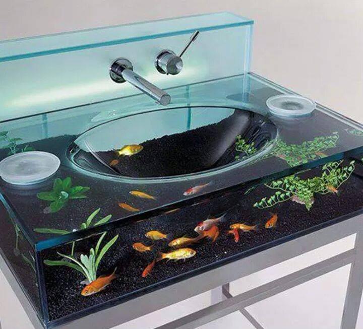 Lavandino con all'interno un acquario