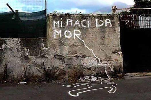 Messaggio sul muro e sagoma a terra