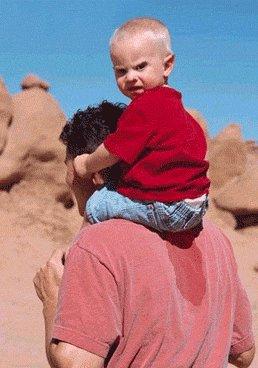 Foto Divertente: Bimbo che fa la pipì in spalla al padre