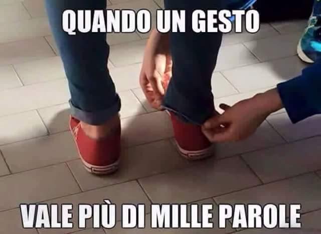 Foto Divertente: Donna che rigira i pantaloni ad un ragazzo