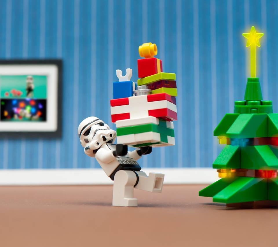 Foto Divertente: Personaggioo della lego che porta i regali sotto l'albero