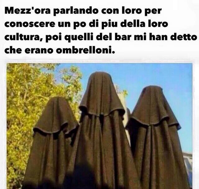 Foto Divertente: Tre ombrelloni che scambiati per gli arabi