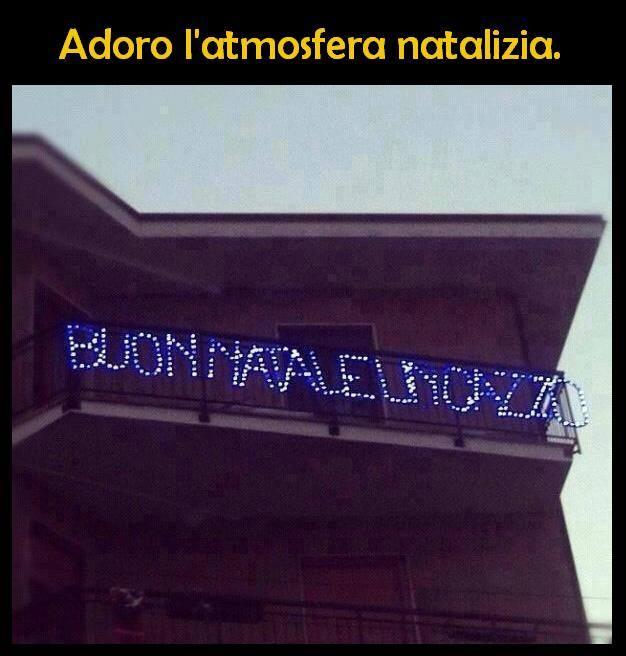 Foto Divertente: Lucine di Natale appese ad un terrazzo