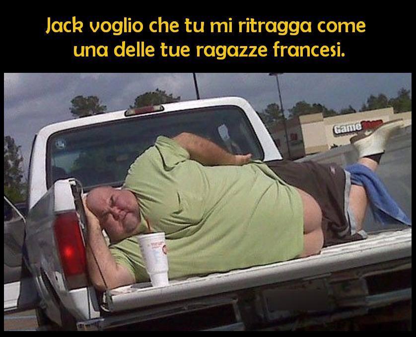 Foto Divertente: Uomo sdraiato in posa sexy sulla macchina
