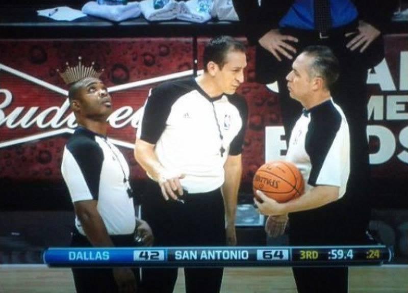 Arbitro con corona sulla testa