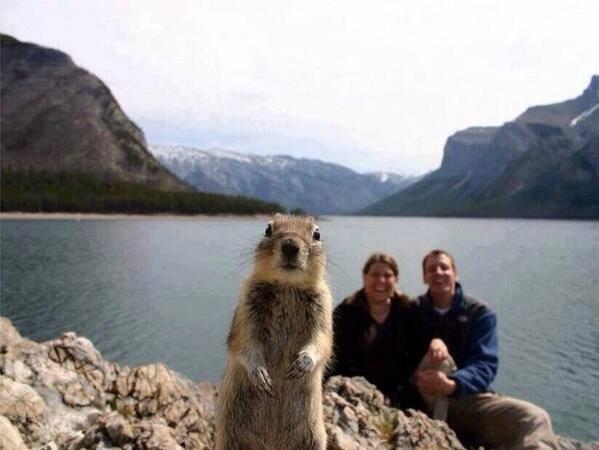 Selfie di due persone con scoiattolo 