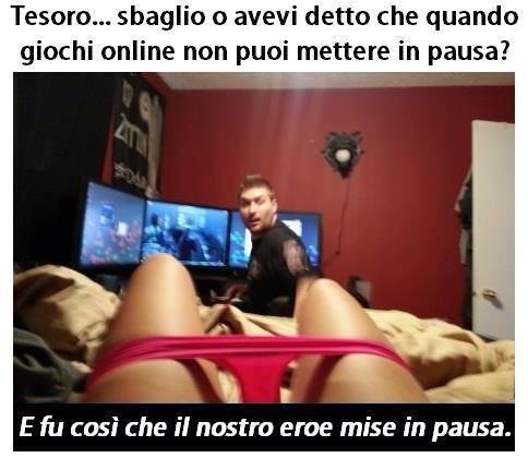 Foto Divertente: Ragazzo che mette in pausa il gioco online perché distratto