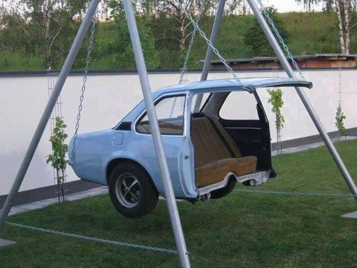 Altalena fatta con parte posteriore di un'auto