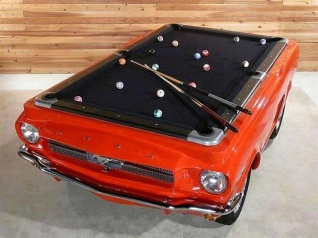 Tavolo da biliardo ricavato da parti di Ford Mustang