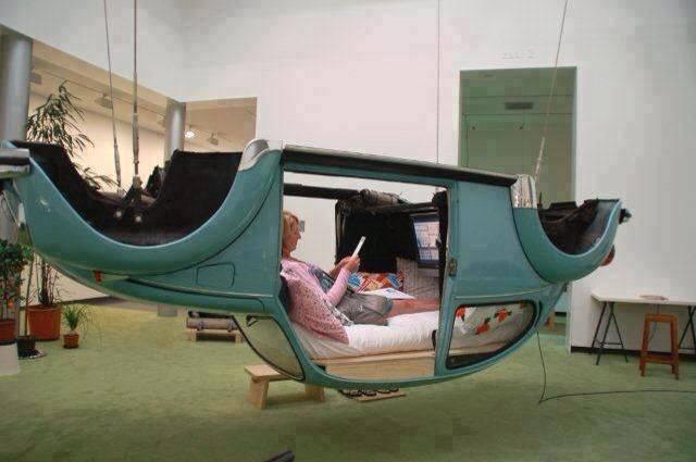 Letto ricavato da carrozzeria di Maggiolone sospesa